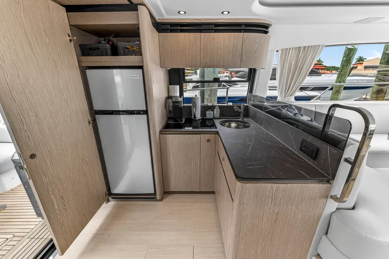 Slide: The Image of Azimut 53 FLY 2024 - 64