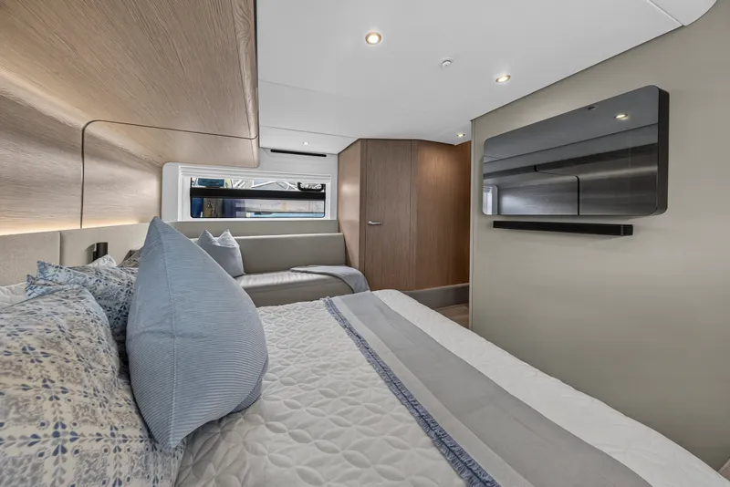 Slide: The Image of Azimut 53 FLY 2024 - 92