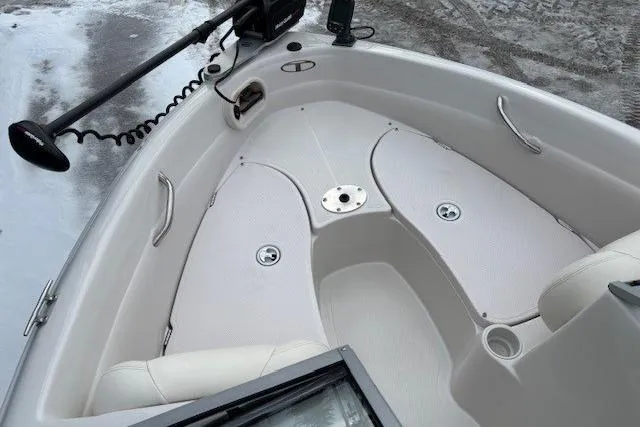 Slide: The Image of 2008 Tahoe Q5i SF boat interior with white seating and fishing equipment. - 10