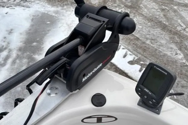 Slide: The Image of Trolling motor and fish finder on 2008 Tahoe Q5i SF boat, snowy background. - 13