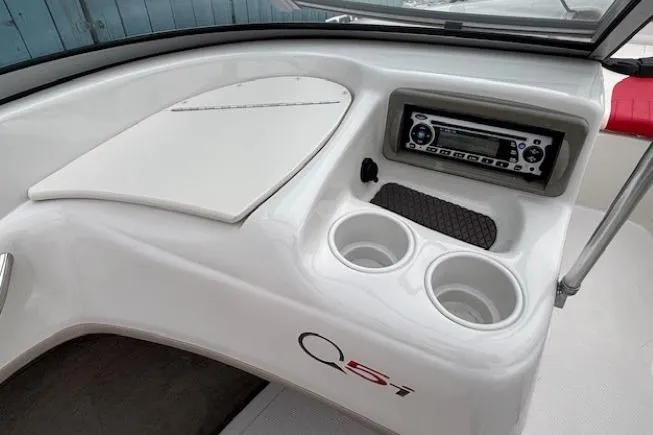 Slide: The Image of 2008 Tahoe Q5i SF boat dashboard with stereo system and cup holders. - 20
