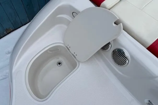 Slide: The Image of 2008 Tahoe Q5i SF boat interior with storage compartment and cup holders. - 29
