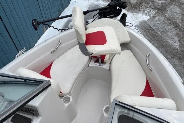 Slide: The Image of 2008 Tahoe Q5i SF boat interior with white and red seating, featuring a trolling motor. - 8
