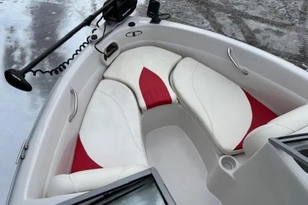 Slide: The Image of 2008 Tahoe Q5i SF boat interior with white and red cushioned seating. - 9
