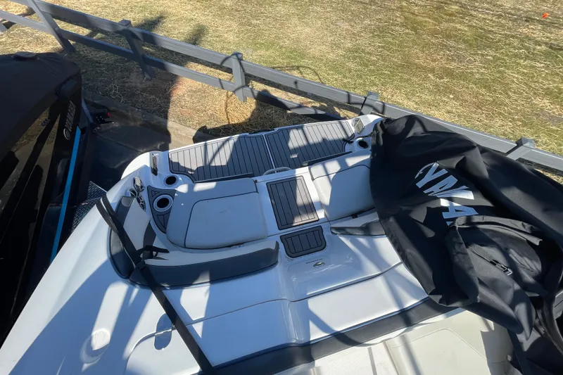 Slide: The Image of 2019 Yamaha Boats 242 Limited S E-Series, rear deck view with cover. - 13