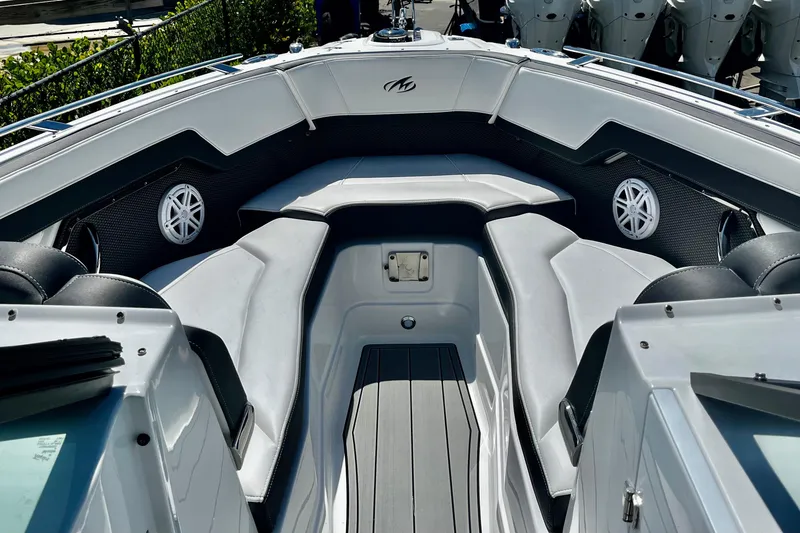 Slide: The Image of 2022 Monterey 275SS Super Sport boat cruising on open water under a clear blue sky. - 3