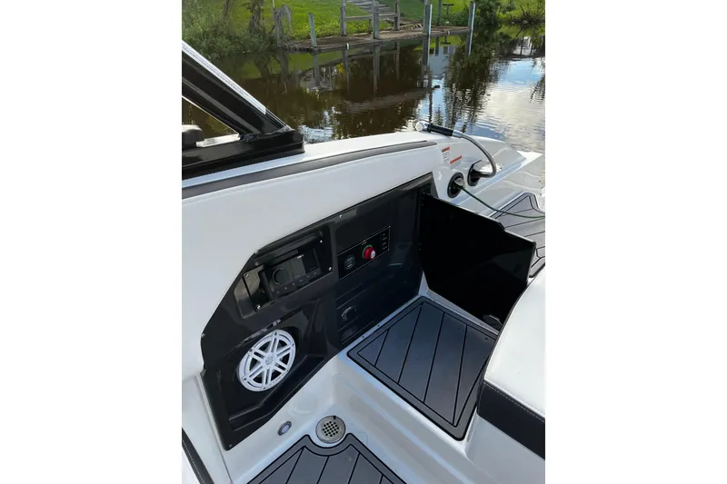 Slide: The Image of Aerial view of 2022 Monterey 275SS Super Sport boat on water. - 7