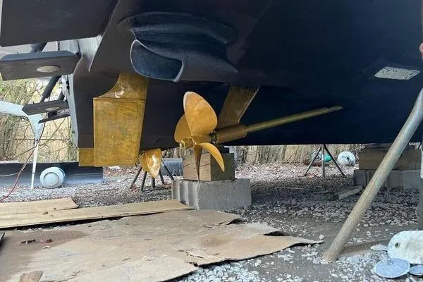 Slide: The Image of 2003 Sea Ray 410 Sundancer boat propeller and hull on dry dock. - 34