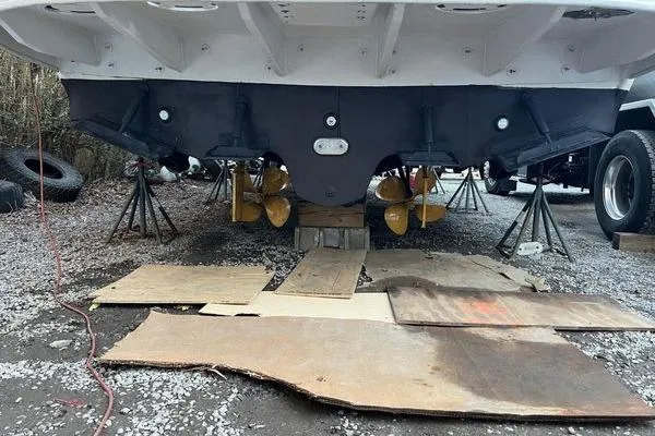 Slide: The Image of 2003 Sea Ray 410 Sundancer boat hull and propellers on stands. - 35