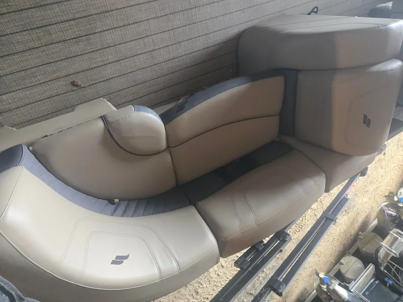 Slide: The Image of Beige seating on a 2022 Starcraft SLS3 Tritoon boat. - 7