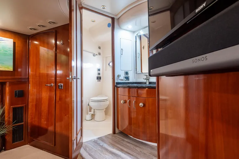 Slide: The Image of Carver 560 Voyager 2005 - 51