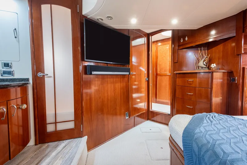 Slide: The Image of Carver 560 Voyager 2005 - 52