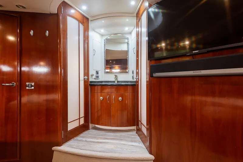 Slide: The Image of Carver 560 Voyager 2005 - 53