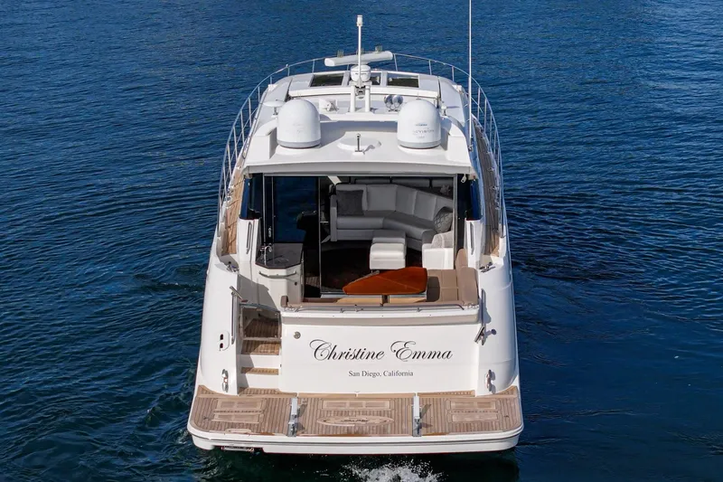 Slide: The Image of 2016 Sea Ray L590 yacht cruising on blue water, rear view. - 14