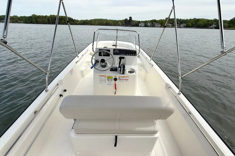 Slide: The Image of Boston Whaler 170 Montauk 2026 - 14