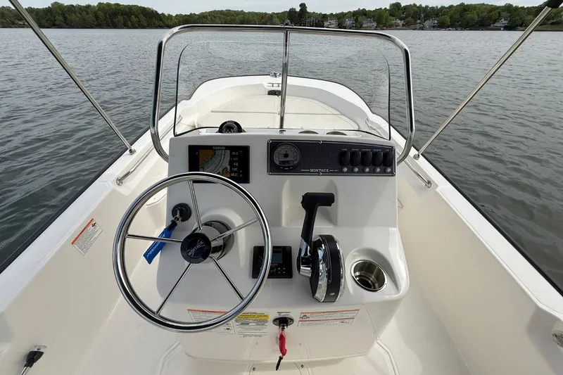 Slide: The Image of Boston Whaler 170 Montauk 2026 - 16
