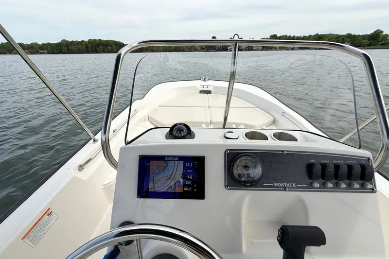 Slide: The Image of Boston Whaler 170 Montauk 2026 - 17