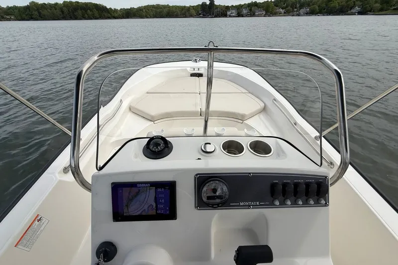 Slide: The Image of Boston Whaler 170 Montauk 2026 - 18