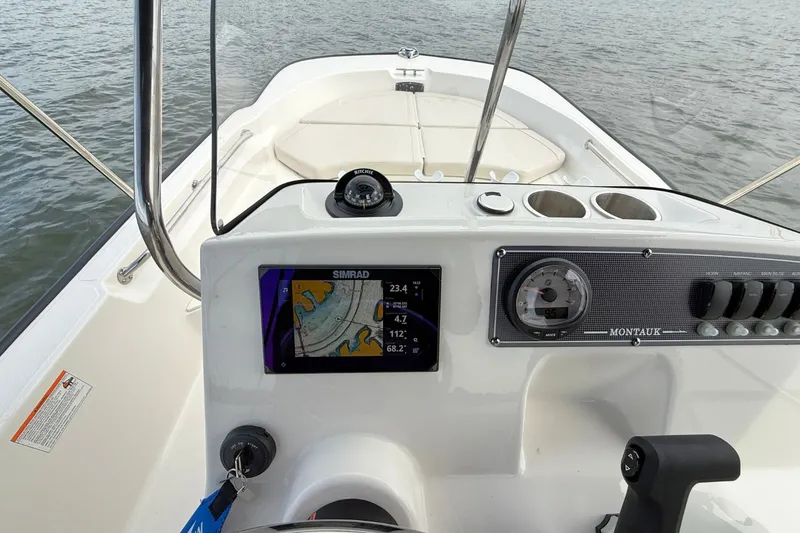 Slide: The Image of Boston Whaler 170 Montauk 2026 - 19
