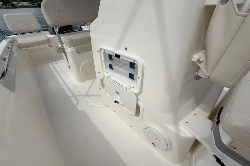 Slide: The Image of Boston Whaler 170 Montauk 2026 - 22