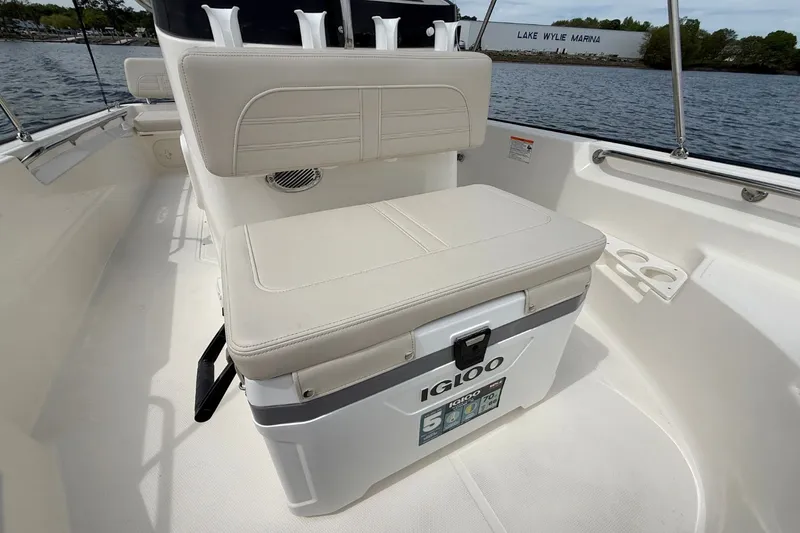 Slide: The Image of Boston Whaler 170 Montauk 2026 - 24