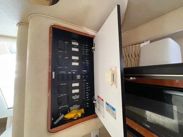Slide: The Image of Electrical panel of Sea Ray 340 Sundancer 2002. - 39