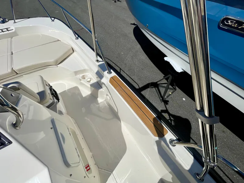 Slide: The Image of Boston Whaler 170 Montauk 2026 - 10