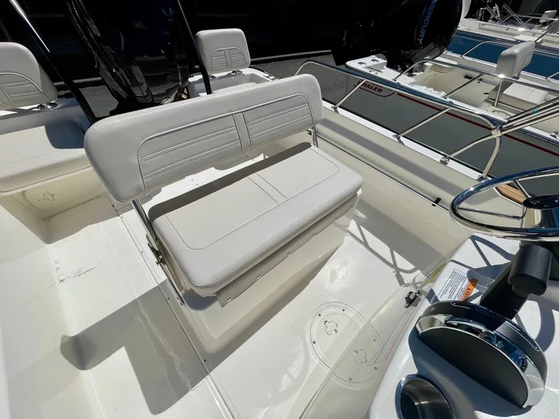 Slide: The Image of Boston Whaler 170 Montauk 2026 - 5