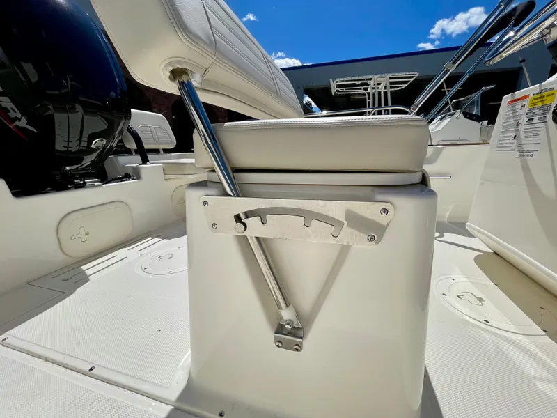 Slide: The Image of Boston Whaler 170 Montauk 2026 - 6