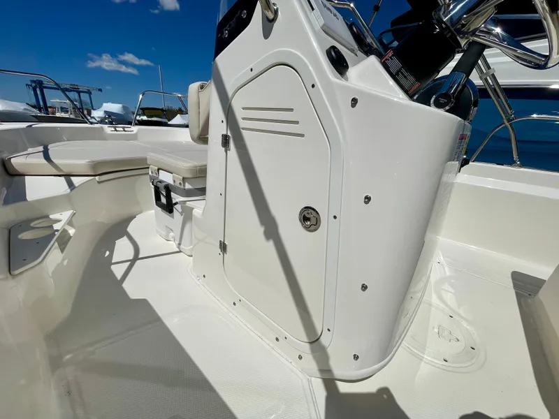 Slide: The Image of Boston Whaler 170 Montauk 2026 - 8