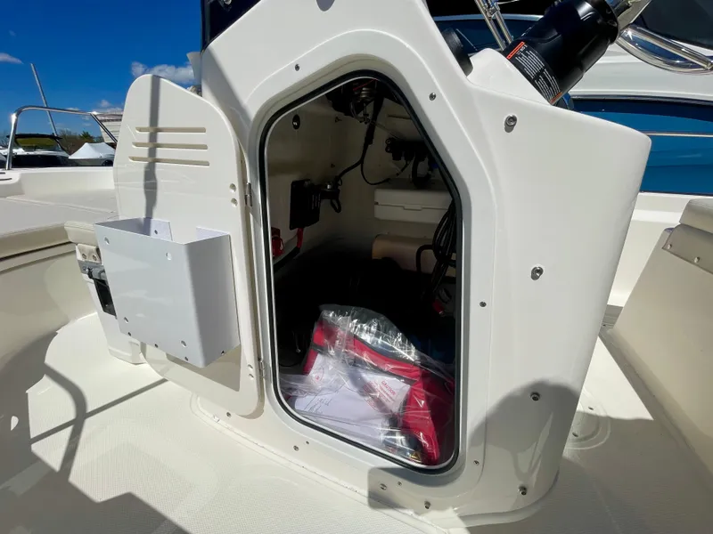 Slide: The Image of Boston Whaler 170 Montauk 2026 - 9