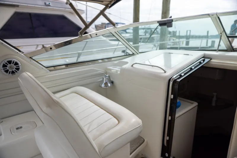 Slide: The Image of Sea Ray 400 Express Cruiser 1997 - 13