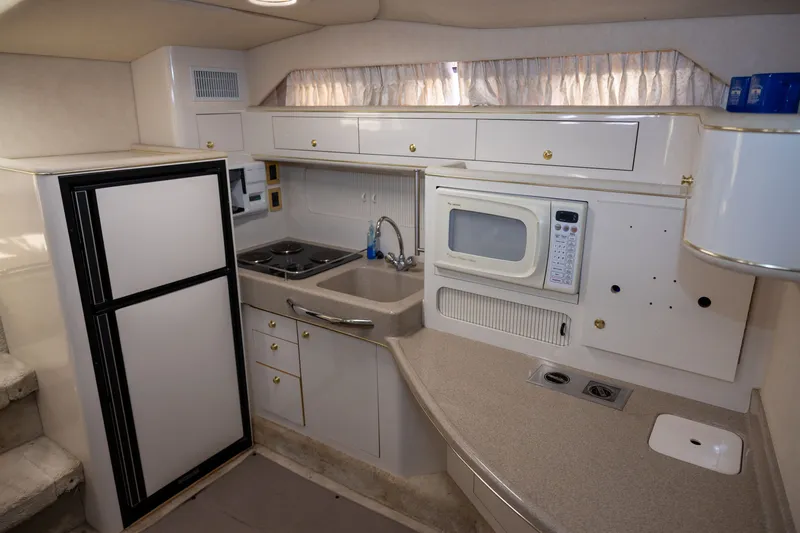 Slide: The Image of Sea Ray 400 Express Cruiser 1997 - 22