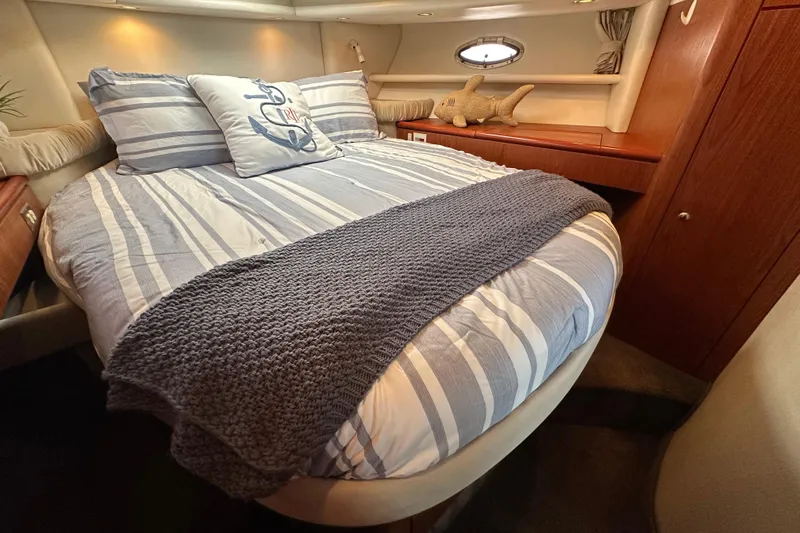 Slide: The Image of Luxurious bedroom on Maxum 4600 SCB yacht, year 2000. - 17