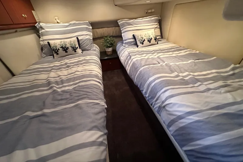 Slide: The Image of Twin beds with striped bedding in a 2000 Maxum 4600 SCB yacht cabin. - 20