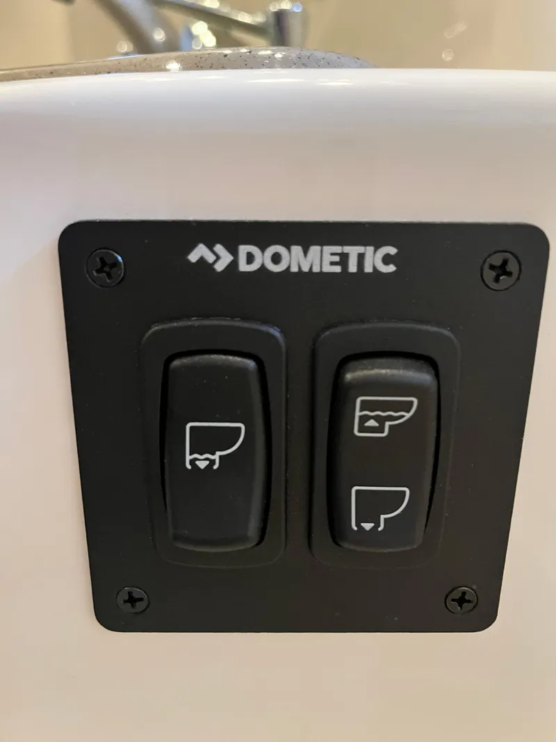 Slide: The Image of Dometic control panel on 2000 Maxum 4600 SCB yacht. - 31