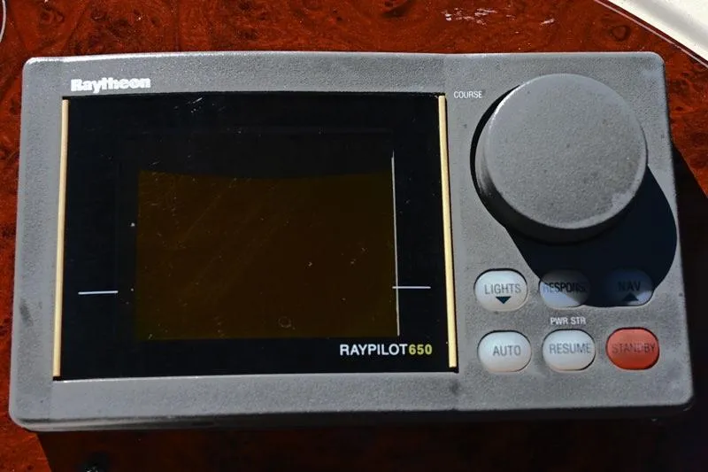 Slide: The Image of Raytheon Raypilot 650 on Maxum 4600 SCB, year 2000. - 32
