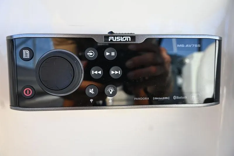 Slide: The Image of Fusion MS-AV755 control on Maxum 4600 SCB 2000 boat. - 37