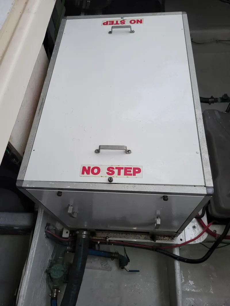 Slide: The Image of Maxum 4600 SCB 2000, engine compartment with 'No Step' warning. - 40