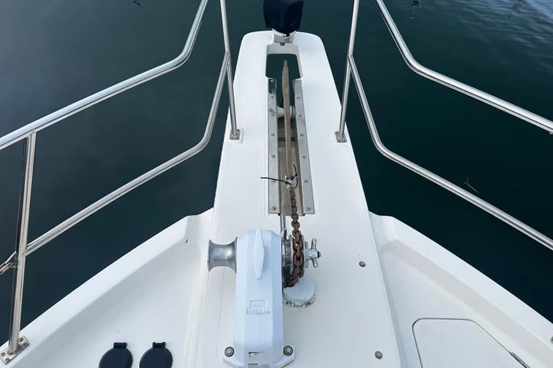 Slide: The Image of 1999 Bayliner 4788 Pilot House Motoryacht bow with anchor and railing. - 6