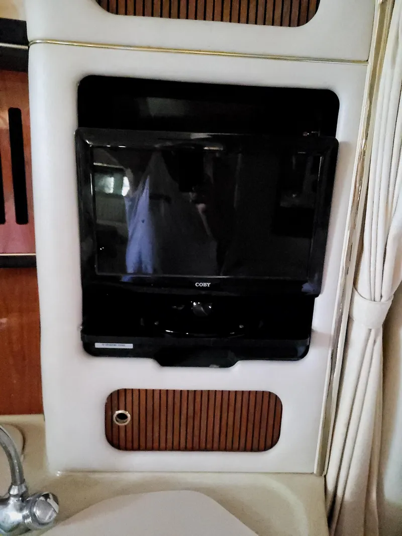 Slide: The Image of TV inside a 1999 Sea Ray 340 Sundancer yacht. - 17