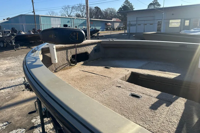 Slide: The Image of 2006 Lowe Fish & Ski 175 boat deck in a sunny outdoor setting. - 3