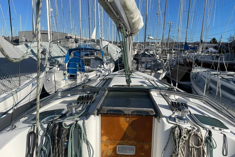 Slide: The Image of Bow view of a 2001 Beneteau Oceanis 361 sailboat in a marina setting. - 29