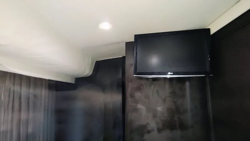 Slide: The Image of Carver 370 Voyager 1999 - 18