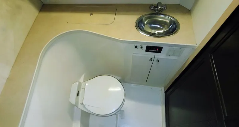 Slide: The Image of Carver 370 Voyager 1999 - 23