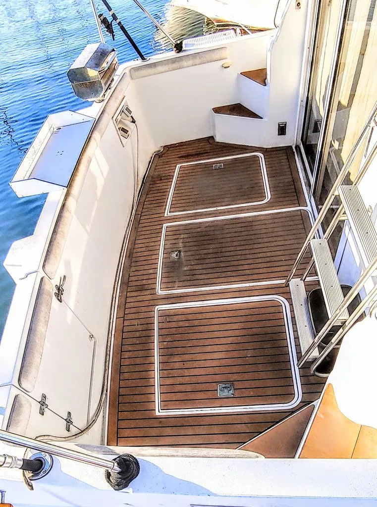 Slide: The Image of Carver Yachts 370 Voyager 1999 - 25