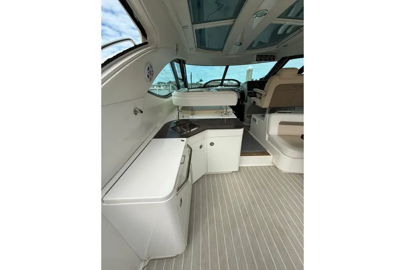 Slide: The Image of Interior of 2014 Sea Ray 470 Sundancer yacht with sleek design and modern amenities. - 16