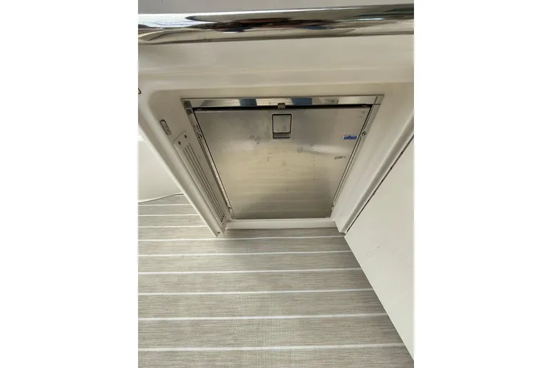 Slide: The Image of Stainless steel hatch on 2014 Sea Ray 470 Sundancer yacht, featuring sleek design. - 19