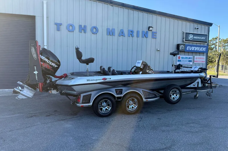 The Image of 2018 Ranger Z520L boat at Toho Marine dealership, featuring Mercury engine. - 1
