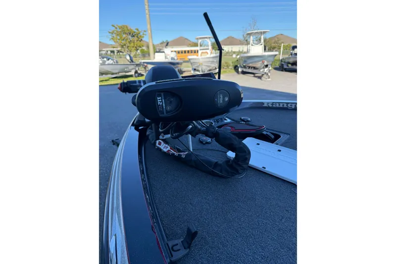 Slide: The Image of 2018 Ranger Z520L boat cockpit with advanced navigation and fishing equipment. - 10